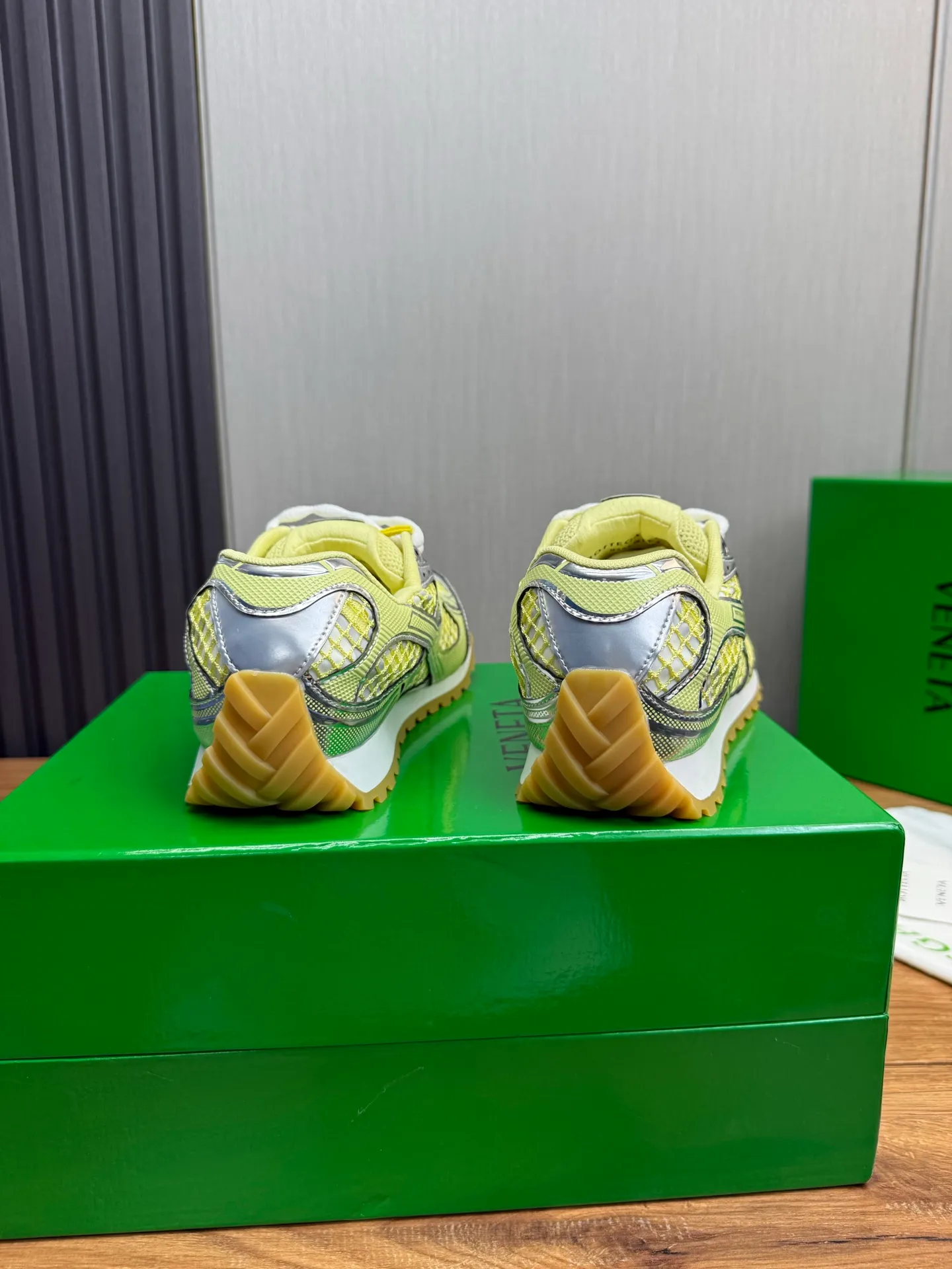 Men's men's shoes 💰620💰 BV top version 𝘽𝙊𝙏𝙏𝙀𝙂𝘼 𝙑𝙀𝙉𝙀𝙏𝘼 Orbit sneakers Wang Yibo same style couple style dad shoes 🩷💚 Runner sneakers, made of lightweight technical mesh fabric. Features a geometric patterned rubber outsole. Pay attention to the package craftsmanship ❕ High version shipping ❗️ Very nice, durable to play with and durable to make ✔️ Standard version 💯💯 The outsole is made of color-blocked TPU outsole. Women’s model 35-41 (40 41 customized) Men’s model 39-46 (45.46 customized) Equipped with original packaging
